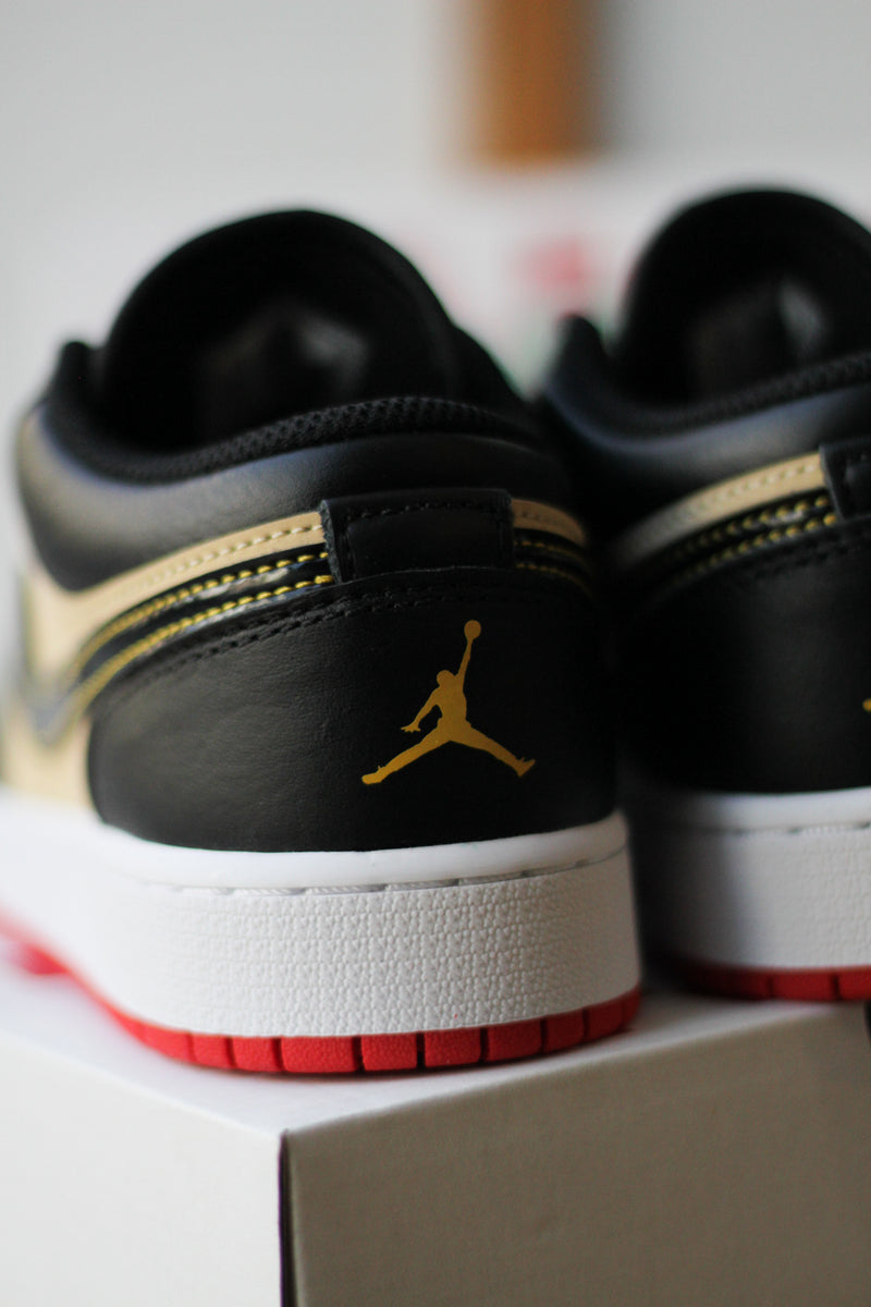 AIR JORDAN 1 LOW SE (GS) "SESAME/BLACK-FIRE RED-WHITE"