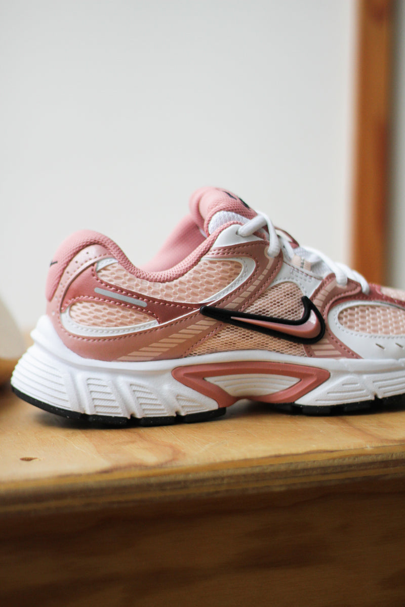 W NIKE V5 RNR "WASHED CORAL/RED STARDUST-WHITE-BLACK"