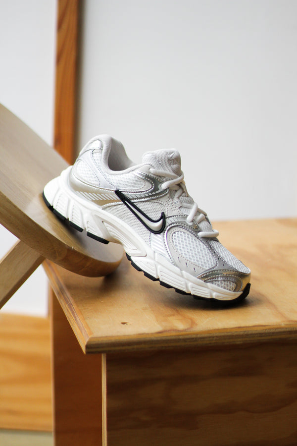 W NIKE V5 RNR "SUMMIT WHITE/LT OREWOOD BRN-SAIL-BLACK"