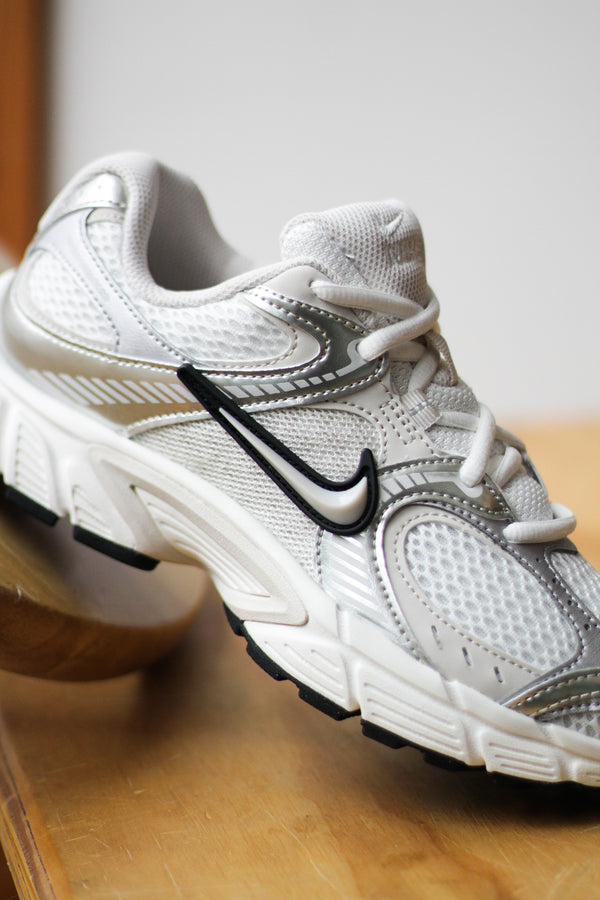 W NIKE V5 RNR "SUMMIT WHITE/LT OREWOOD BRN-SAIL-BLACK"