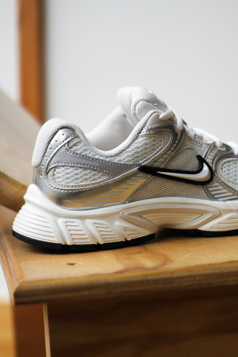 W NIKE V5 RNR "SUMMIT WHITE/LT OREWOOD BRN-SAIL-BLACK"