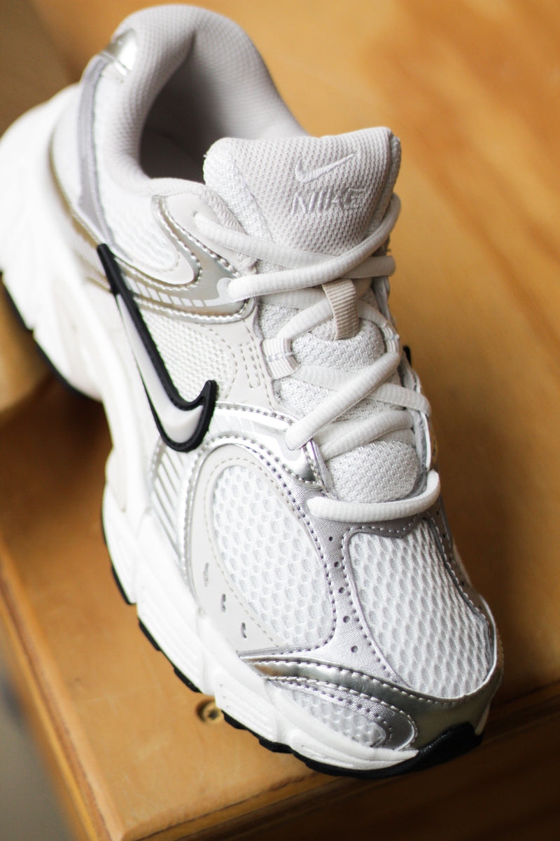W NIKE V5 RNR "SUMMIT WHITE/LT OREWOOD BRN-SAIL-BLACK"