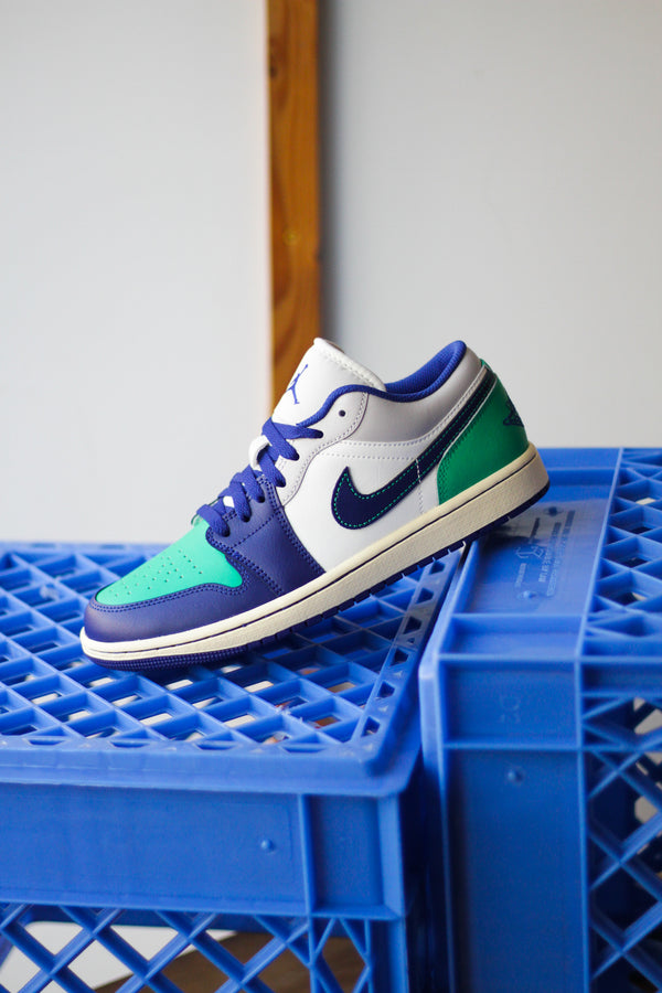 AIR JORDAN 1 LOW "SAIL/DEEP ROYAL BLUE-STADIUM GREEN"