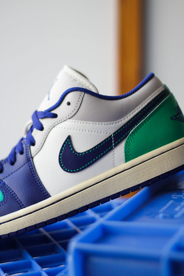 AIR JORDAN 1 LOW "SAIL/DEEP ROYAL BLUE-STADIUM GREEN"