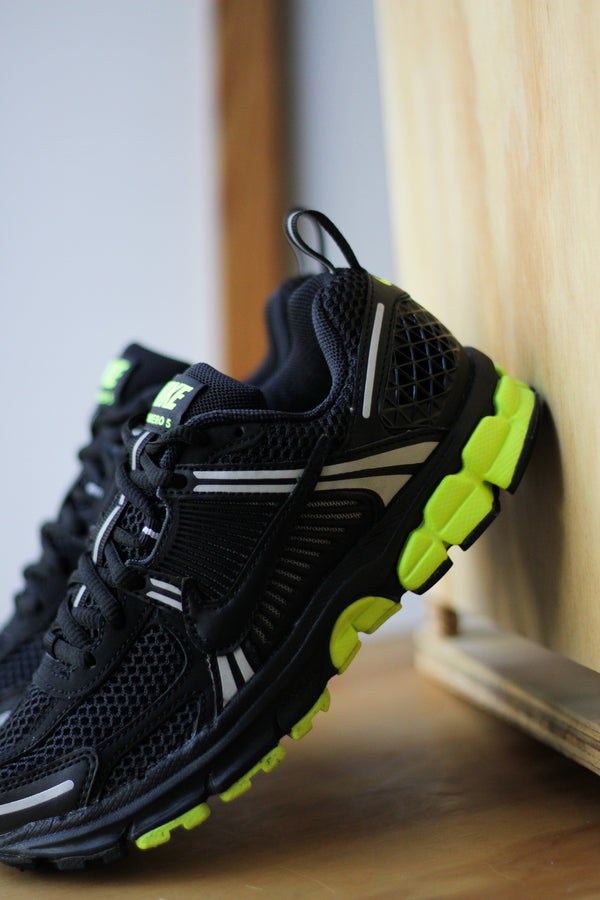 NIKE VOMERO 5 (GS) "BLACK/VOLT-BLACK-BLACK"