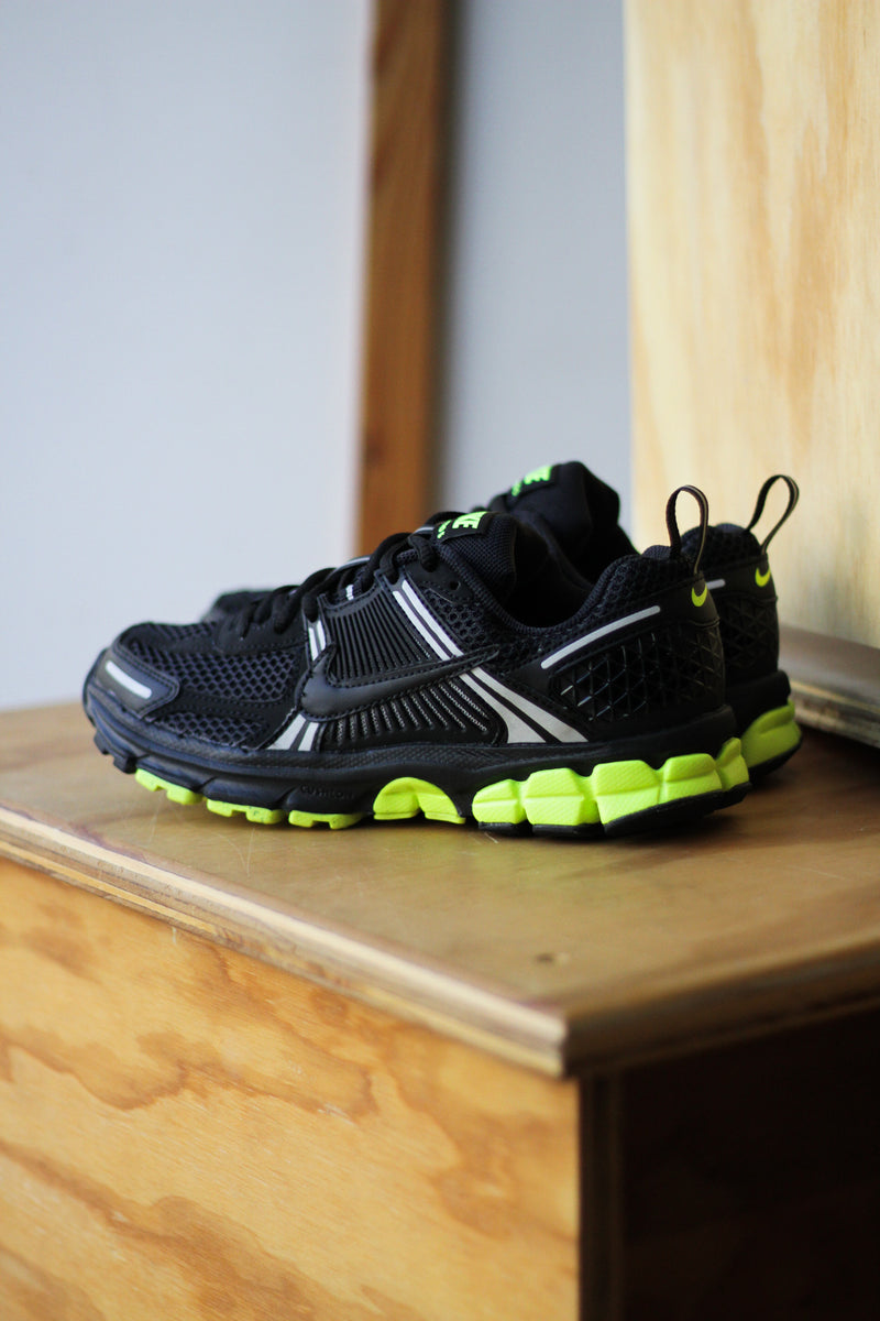 NIKE VOMERO 5 (GS) "BLACK/VOLT-BLACK-BLACK"