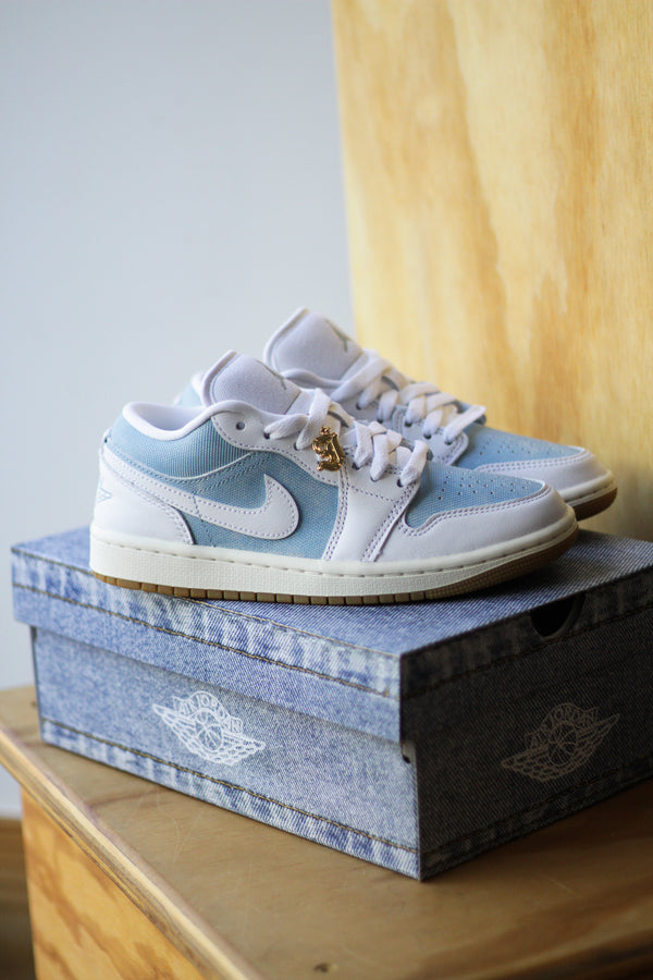 W AIR JORDAN 1 LOW SE "WORN BLUE/WHITE-GUM LIGHT BROWN-SAIL"