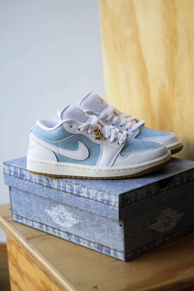 W AIR JORDAN 1 LOW SE "WORN BLUE/WHITE-GUM LIGHT BROWN-SAIL"