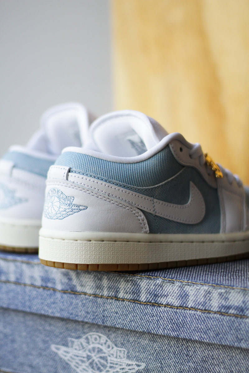 W AIR JORDAN 1 LOW SE "WORN BLUE/WHITE-GUM LIGHT BROWN-SAIL"