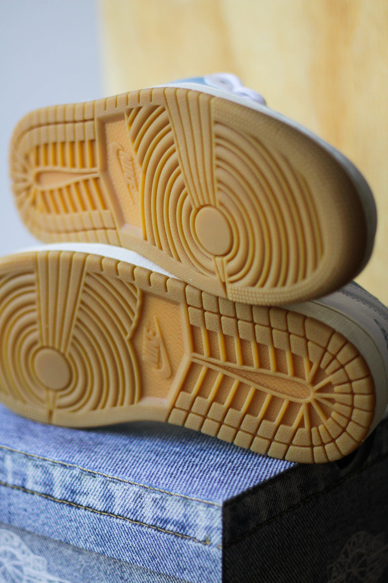 W AIR JORDAN 1 LOW SE "WORN BLUE/WHITE-GUM LIGHT BROWN-SAIL"