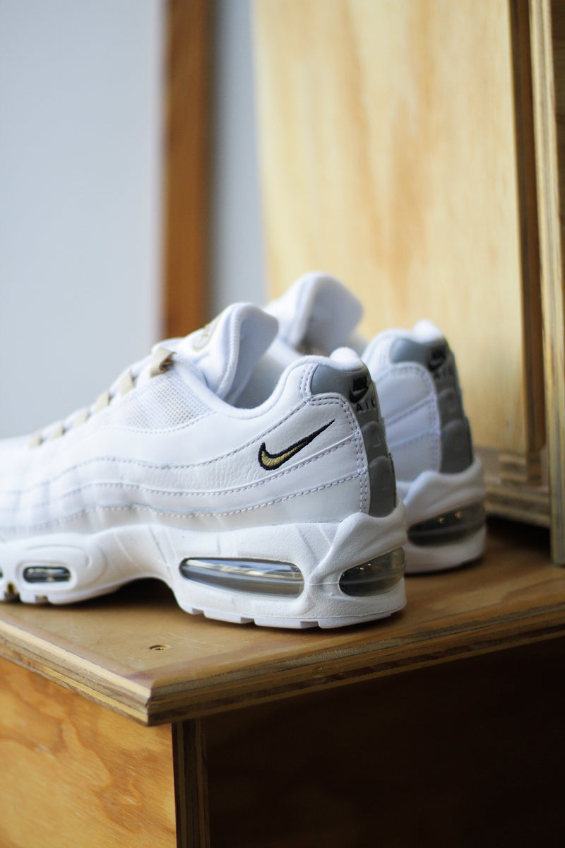 NIKE AIR MAX 95 OG "WHITE/METALLIC GOLD-BLACK-PEARL GREY"