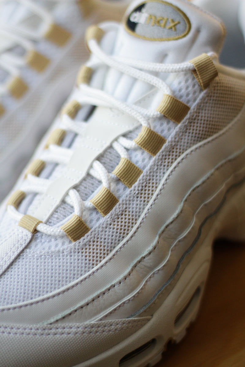 NIKE AIR MAX 95 OG "WHITE/METALLIC GOLD-BLACK-PEARL GREY"