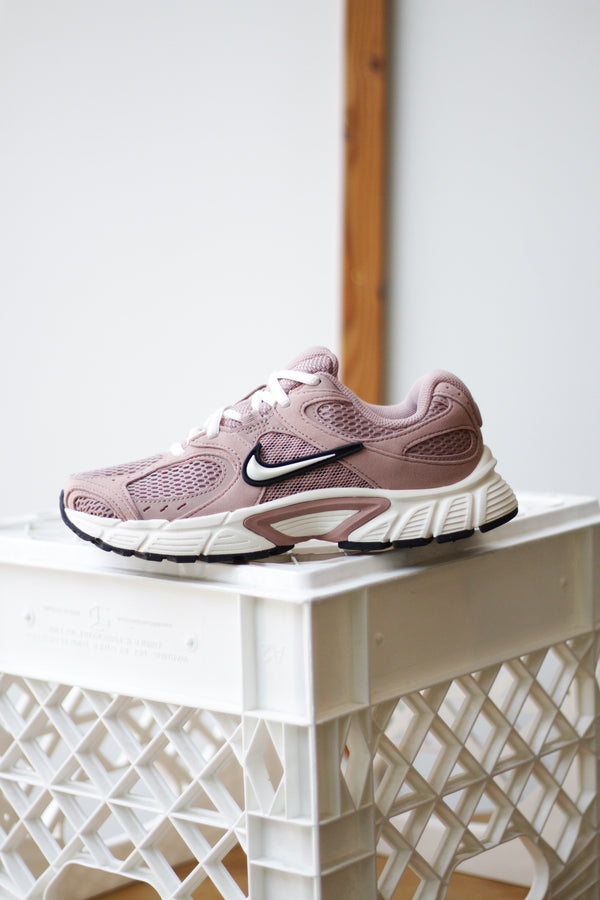 W NIKE V5 RNR "PARTICLE PINK/PALE IVORY-BLACK-BLACK"