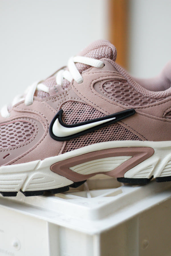 W NIKE V5 RNR "PARTICLE PINK/PALE IVORY-BLACK-BLACK"