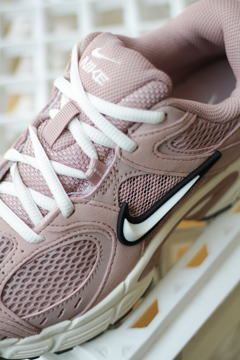 W NIKE V5 RNR "PARTICLE PINK/PALE IVORY-BLACK-BLACK"