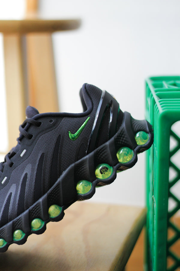 NIKE AIR MAX DN8 (GS) "BLACK/GREEN STRIKE-DK SMOKE GREY-BLACK"