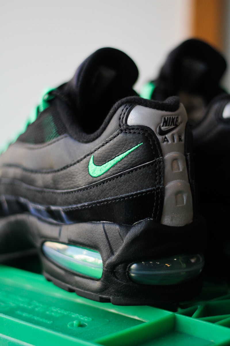 NIKE AIR MAX 95 OG "BLACK/GREEN SHOCK-BLACK-PEARL GREY"