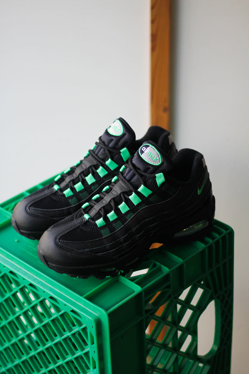 NIKE AIR MAX 95 OG "BLACK/GREEN SHOCK-BLACK-PEARL GREY"