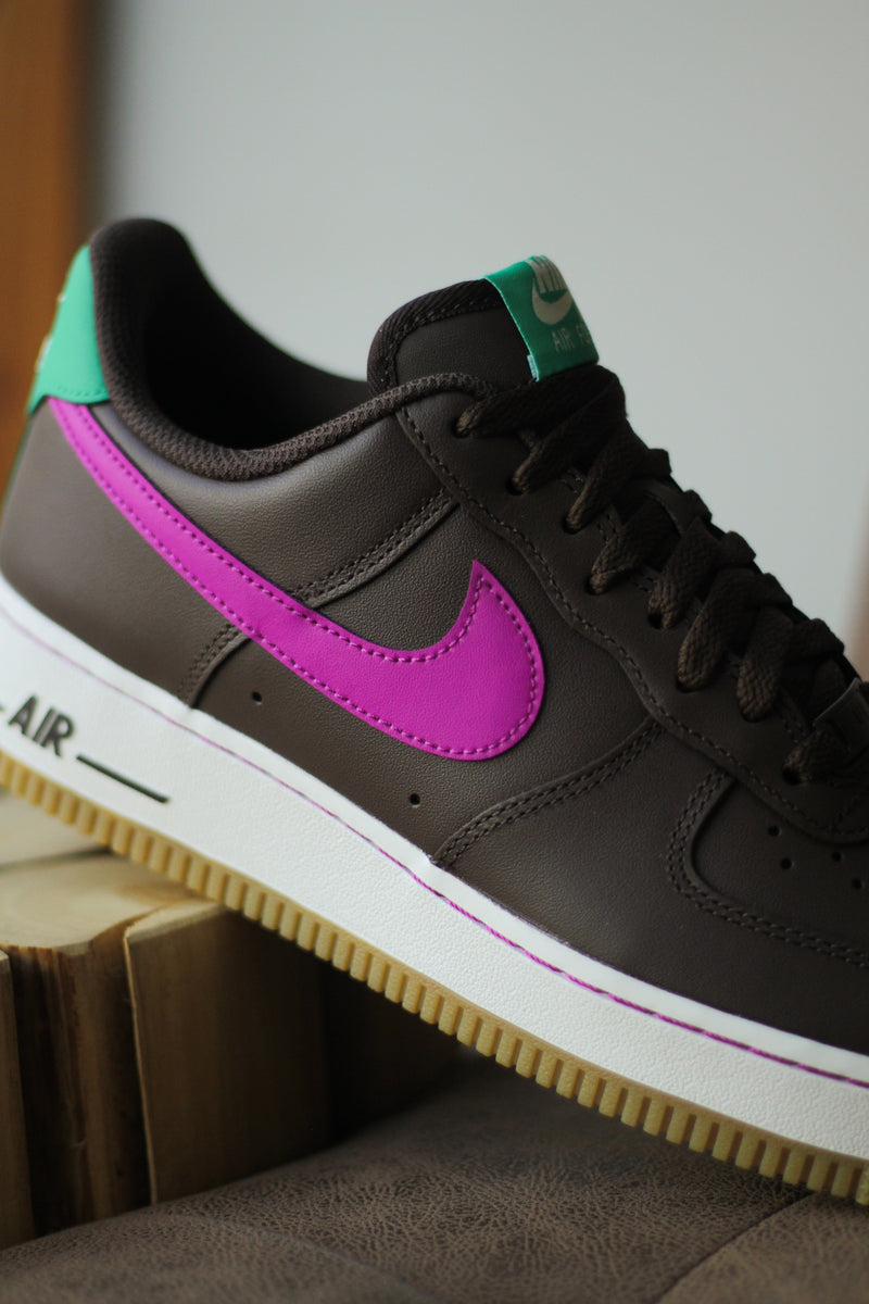 NIKE AIR FORCE 1 '07 "BAROQUE BROWN/VIVID PURPLE-STADIUM GREEN"
