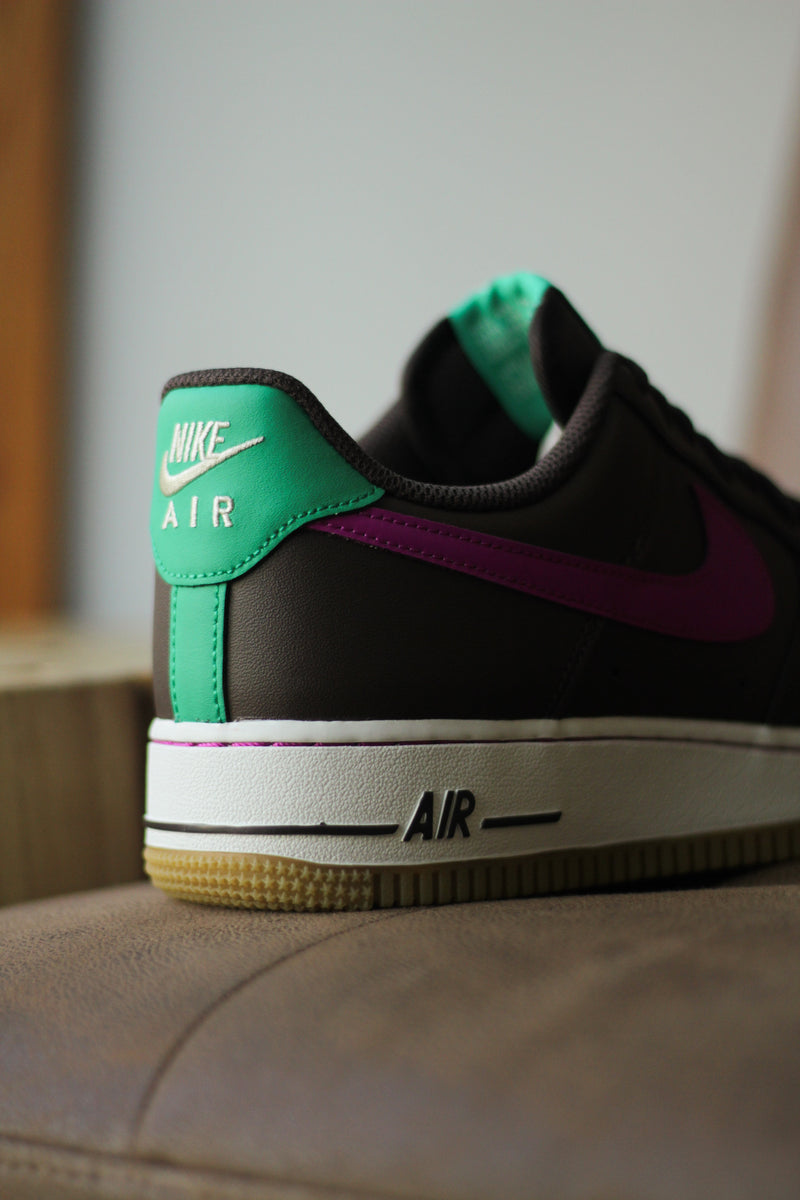 NIKE AIR FORCE 1 '07 "BAROQUE BROWN/VIVID PURPLE-STADIUM GREEN"