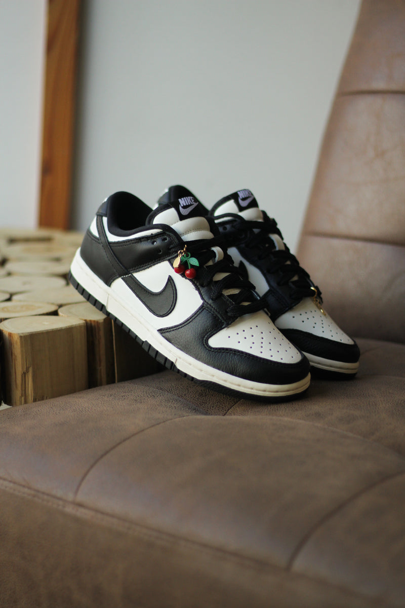 W NIKE DUNK LOW SE "SAIL/BLACK-PALE IVORY-METALLIC GOLD"