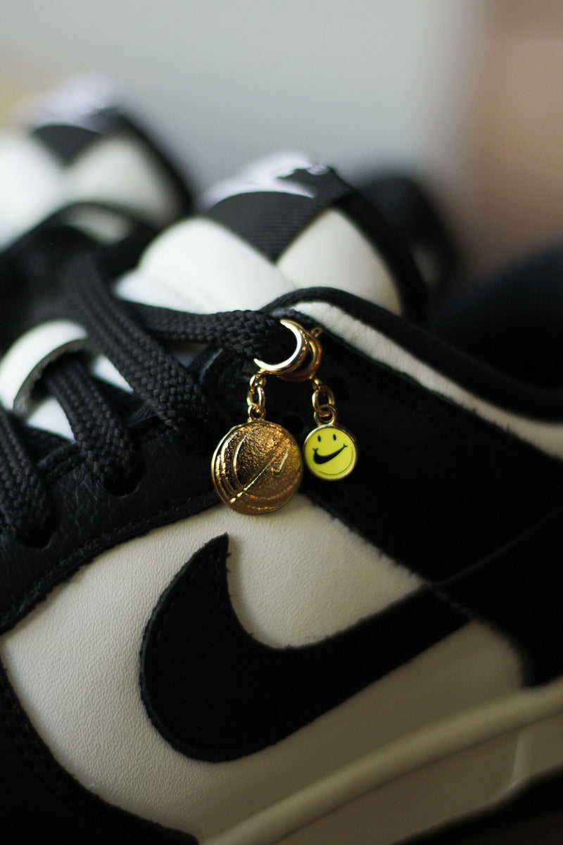 W NIKE DUNK LOW SE "SAIL/BLACK-PALE IVORY-METALLIC GOLD"