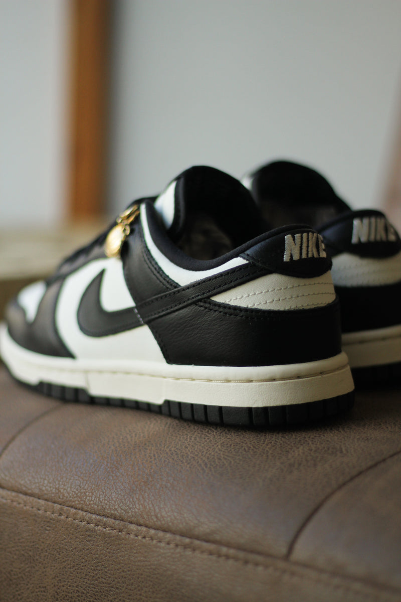 W NIKE DUNK LOW SE "SAIL/BLACK-PALE IVORY-METALLIC GOLD"