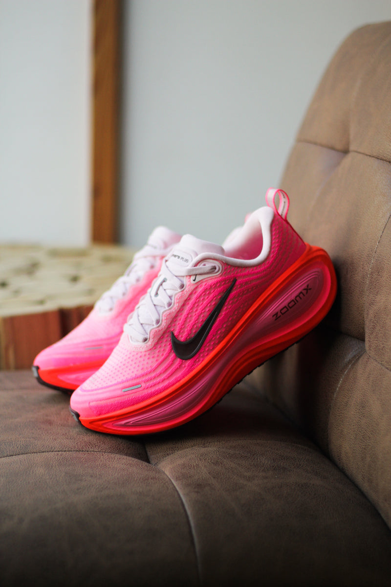 W NIKE VOMERO PLUS "HYPER PINK/BURGUNDY CRUSH-BRIGHT CRIMSON"