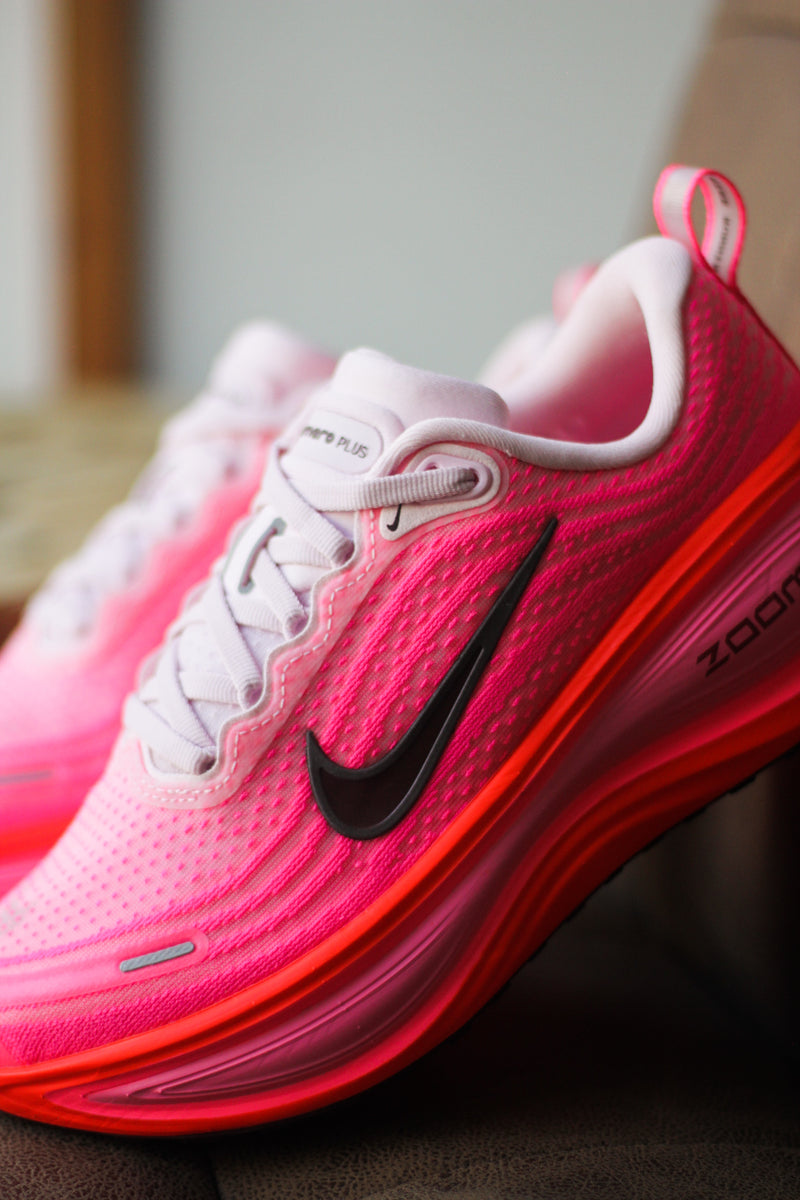 W NIKE VOMERO PLUS "HYPER PINK/BURGUNDY CRUSH-BRIGHT CRIMSON"