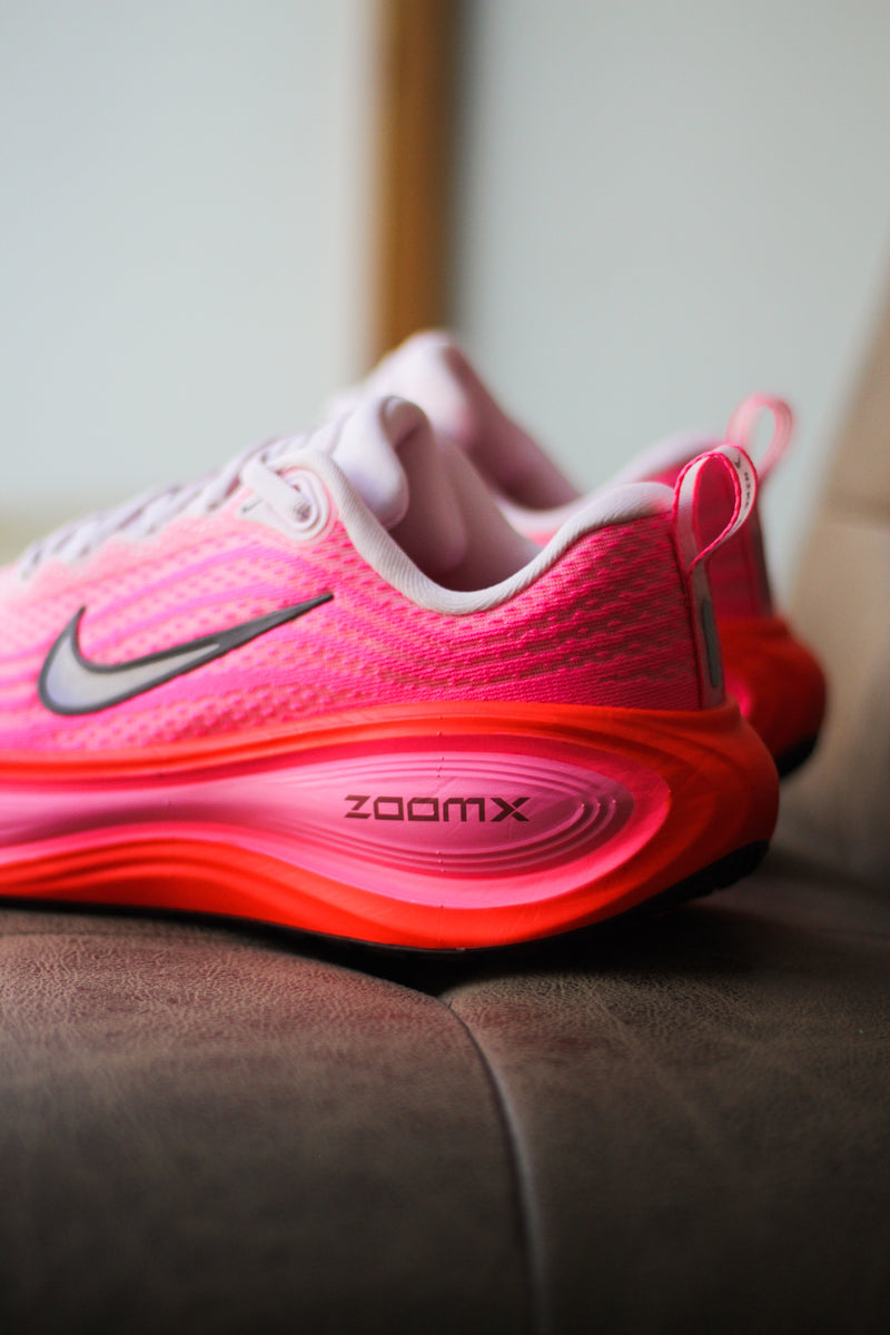 W NIKE VOMERO PLUS "HYPER PINK/BURGUNDY CRUSH-BRIGHT CRIMSON"