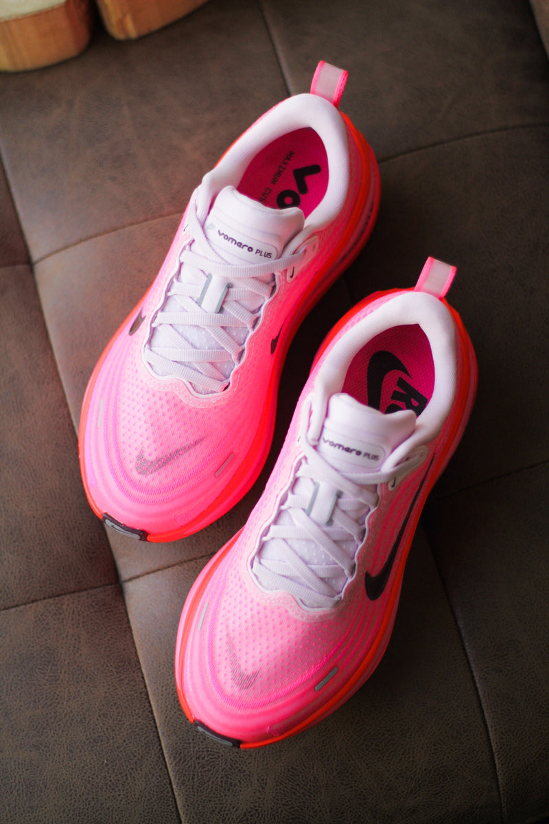 W NIKE VOMERO PLUS "HYPER PINK/BURGUNDY CRUSH-BRIGHT CRIMSON"