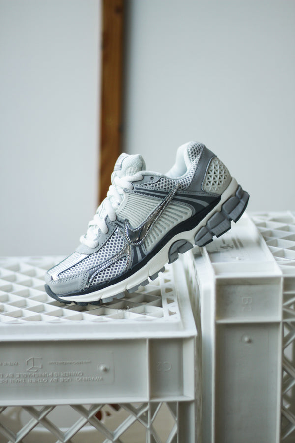 NIKE ZOOM VOMERO 5 "SUMMIT WHITE/METALLIC SILVER"