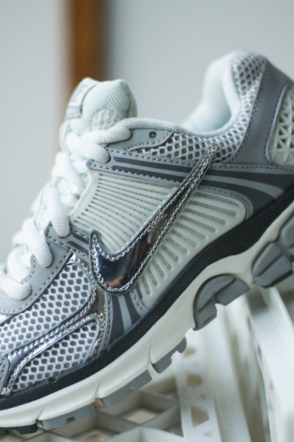 NIKE ZOOM VOMERO 5 "SUMMIT WHITE/METALLIC SILVER"