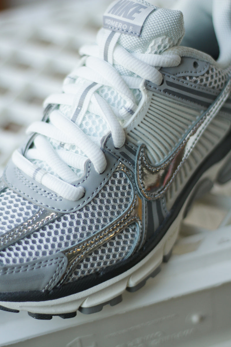NIKE ZOOM VOMERO 5 "SUMMIT WHITE/METALLIC SILVER"