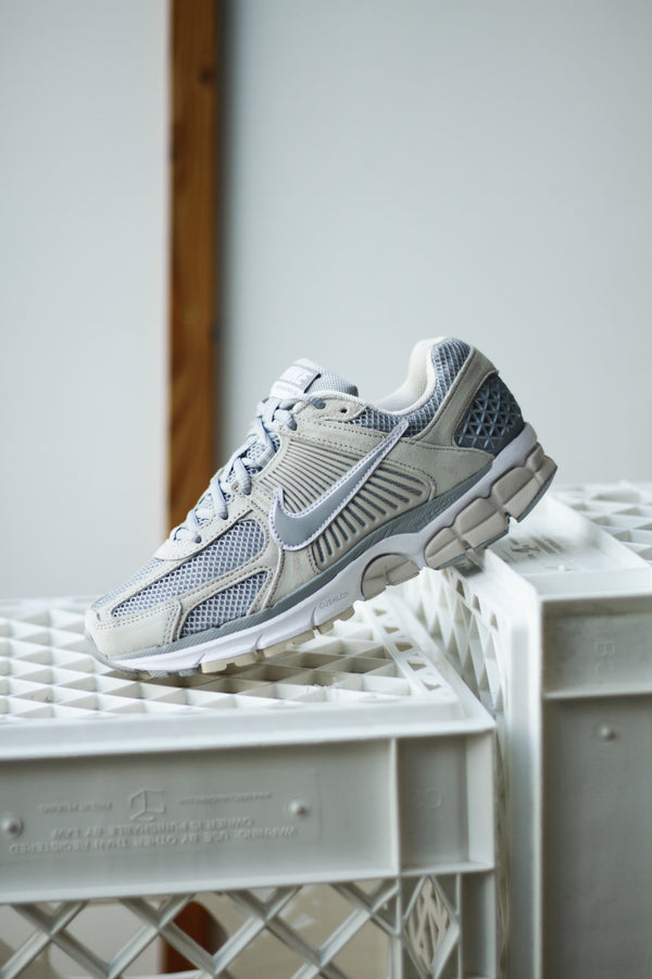 NIKE ZOOM VOMERO 5 "LT OREWOOD BRN/LT SMOKE GREY-WHITE"