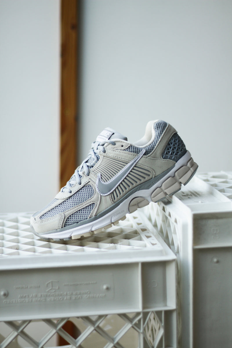 NIKE ZOOM VOMERO 5 "LT OREWOOD BRN/LT SMOKE GREY-WHITE"