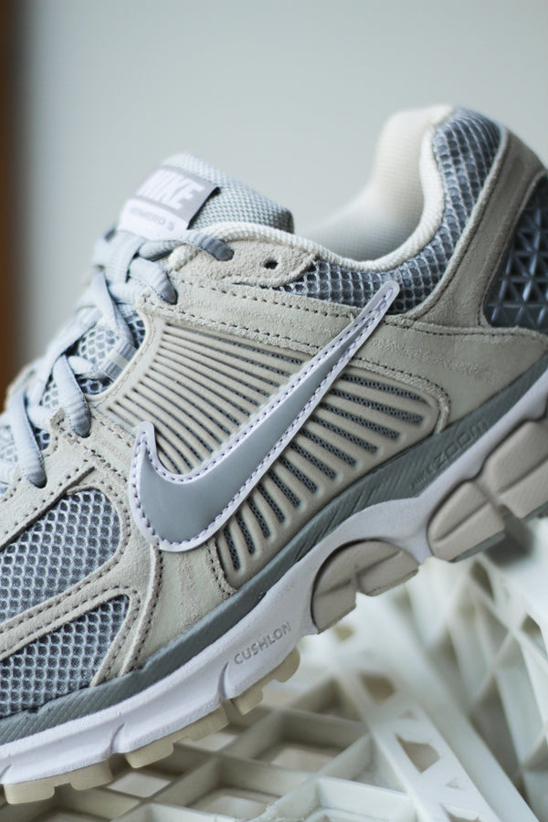 NIKE ZOOM VOMERO 5 "LT OREWOOD BRN/LT SMOKE GREY-WHITE"