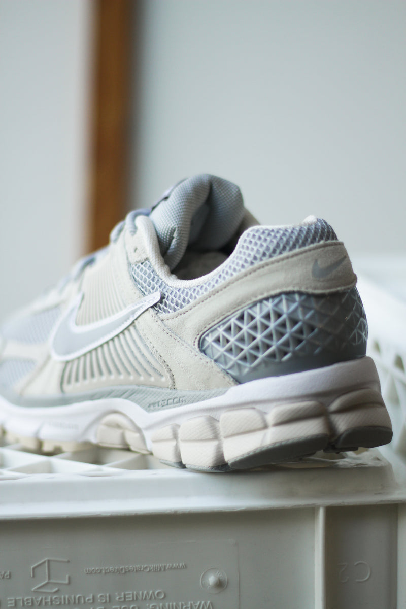 NIKE ZOOM VOMERO 5 "LT OREWOOD BRN/LT SMOKE GREY-WHITE"