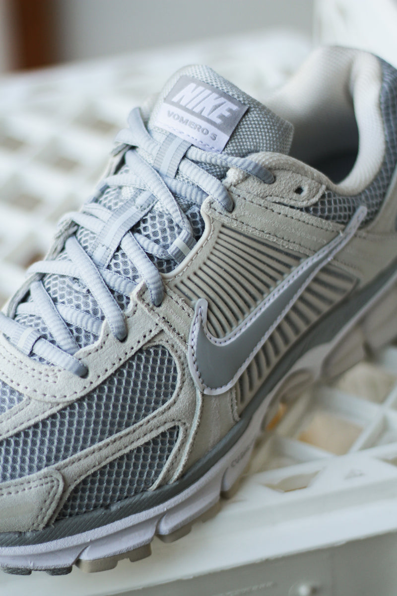 NIKE ZOOM VOMERO 5 "LT OREWOOD BRN/LT SMOKE GREY-WHITE"