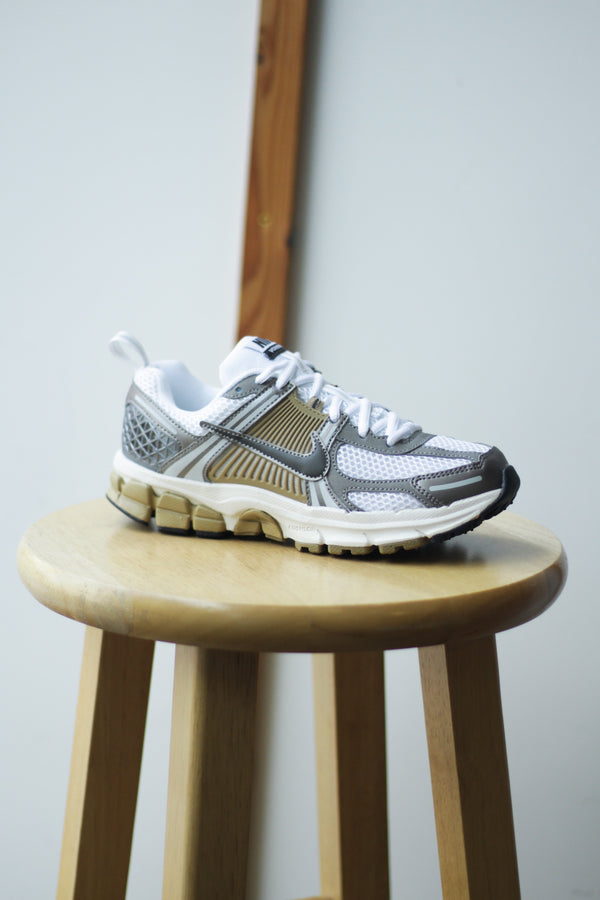 NIKE VOMERO 5 (GS) "MTLC PEWTER/MEDIUM ASH-PARACHUTE BEIGE"