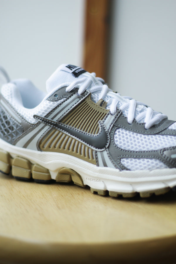 NIKE VOMERO 5 (GS) "MTLC PEWTER/MEDIUM ASH-PARACHUTE BEIGE"