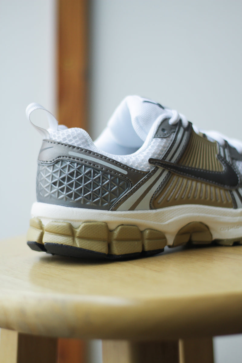 NIKE VOMERO 5 (GS) "MTLC PEWTER/MEDIUM ASH-PARACHUTE BEIGE"