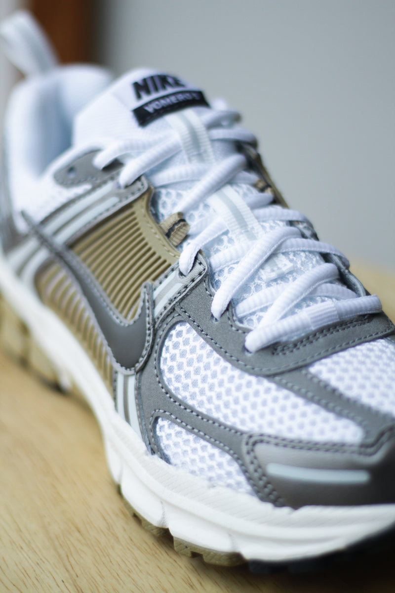 NIKE VOMERO 5 (GS) "MTLC PEWTER/MEDIUM ASH-PARACHUTE BEIGE"