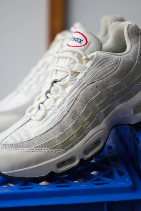 NIKE AIR MAX 95 OG "PALE IVORY/UNIVERSITY RED-LT KHAKI-SAIL"