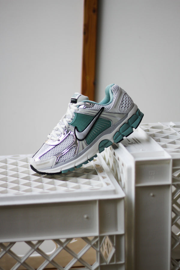 W NIKE ZOOM VOMERO 5 "SUMMIT WHITE/METALLIC SILVER-WOLF GREY"
