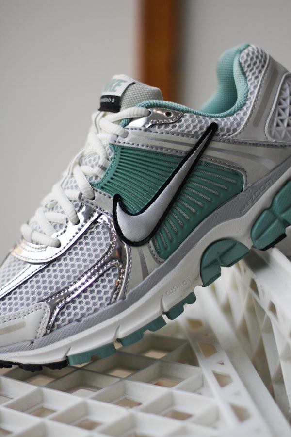 W NIKE ZOOM VOMERO 5 "SUMMIT WHITE/METALLIC SILVER-WOLF GREY"