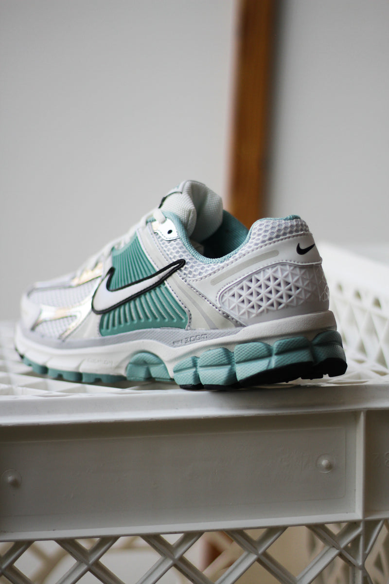 W NIKE ZOOM VOMERO 5 "SUMMIT WHITE/METALLIC SILVER-WOLF GREY"
