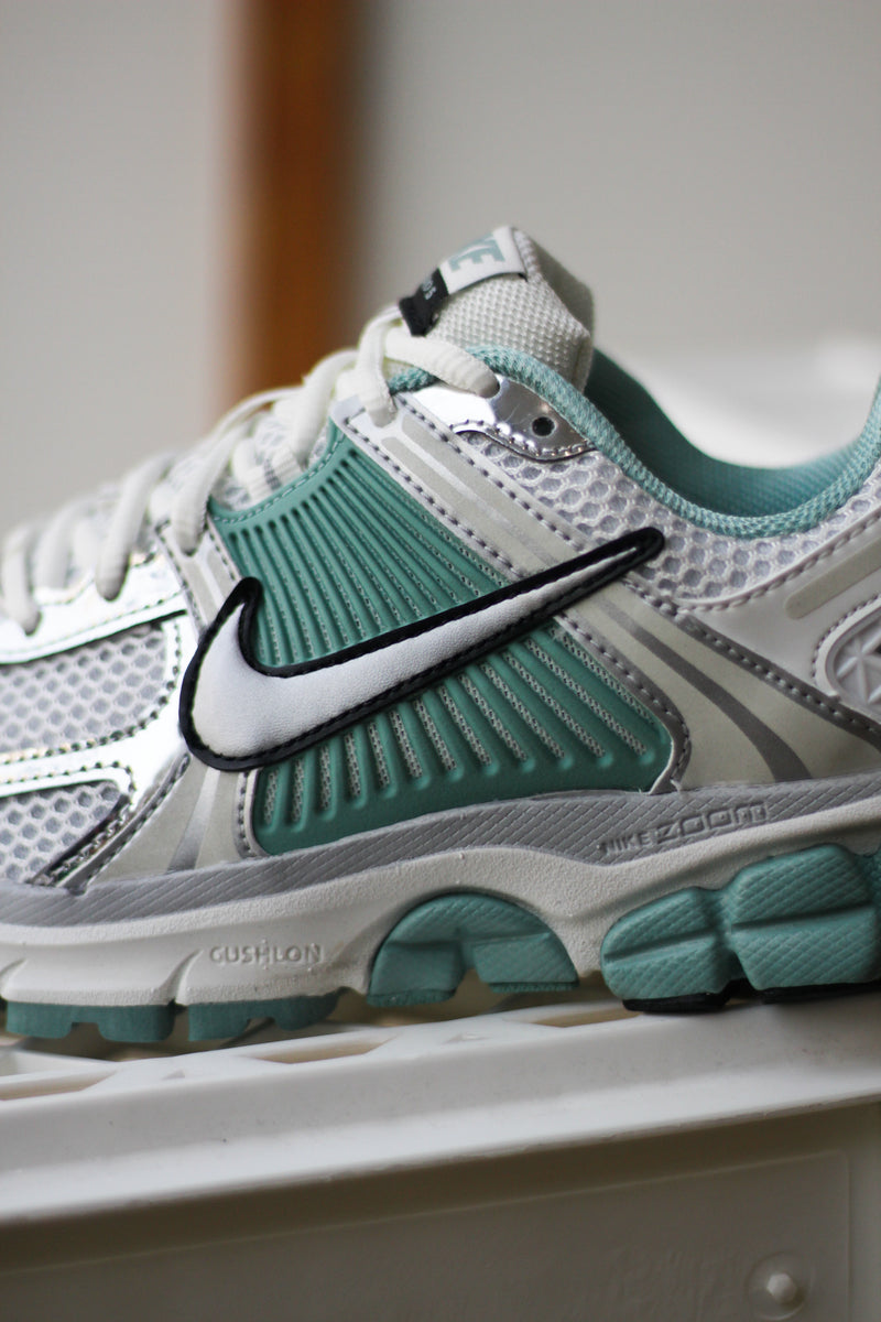 W NIKE ZOOM VOMERO 5 "SUMMIT WHITE/METALLIC SILVER-WOLF GREY"