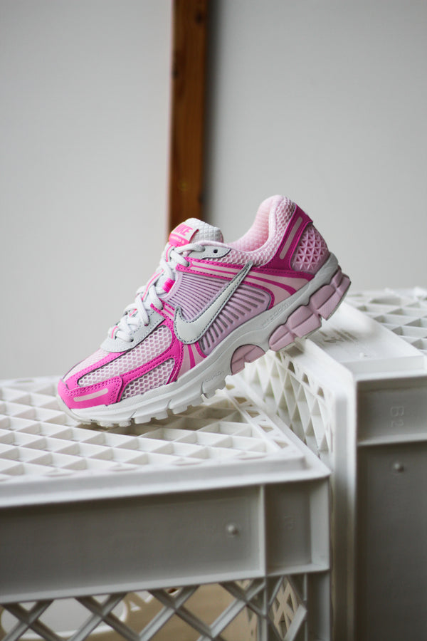 W NIKE ZOOM VOMERO 5 "HYPER PINK/SUMMIT WHITE-PINK FOAM"