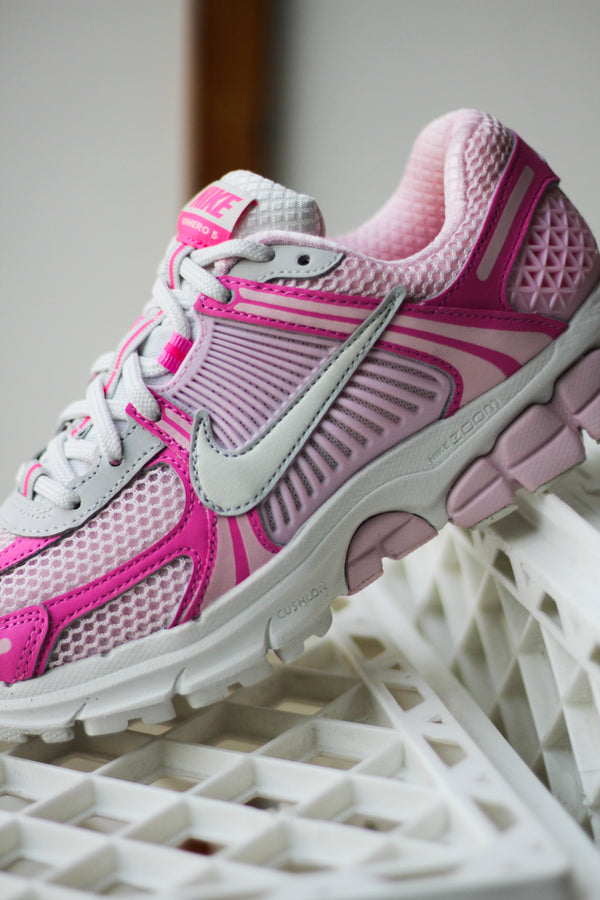 W NIKE ZOOM VOMERO 5 "HYPER PINK/SUMMIT WHITE-PINK FOAM"